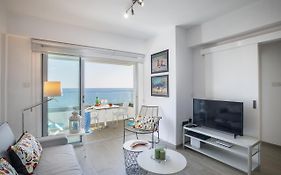 Mackenzie Zoe Seafront Suite